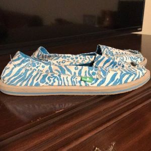 Sanuk canvas leopard print flats